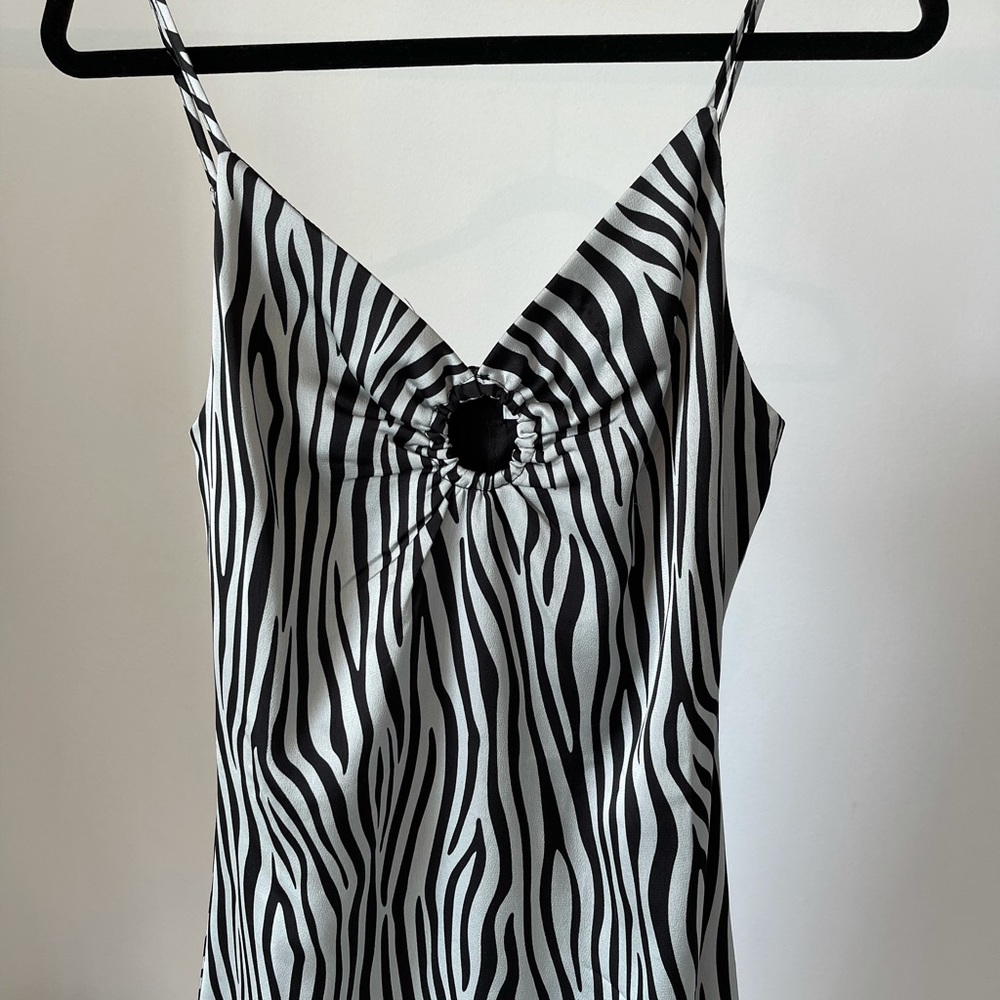 Zebra dress with slit and cut out - Picture 3 of 4